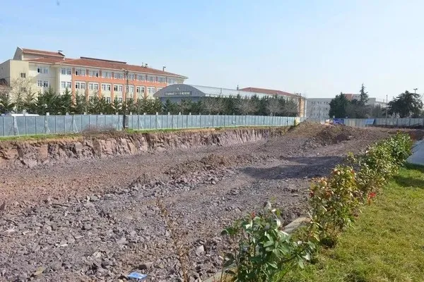 Pendik’te CHP klasiği! İmamoğlu sözde tören yaptı tek çivi çakılmadı