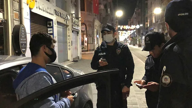 İstiklal Caddesi'nin ortasında müzik keyfi yarıda kaldı: Sagopa ile başladı cezayla bitti - 2