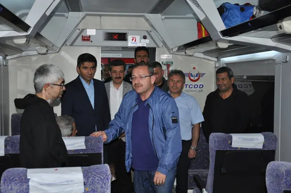 dogu-ekspresinin-vagonu-raydan-cikti-ankara-kayseri-demir-yolu-ulasima-kapandi-1662866159059.jpg Doğu Ekspresi'nin vagonu raydan çıktı! Ankara-Kayseri demir yolu ulaşıma kapandı - 2