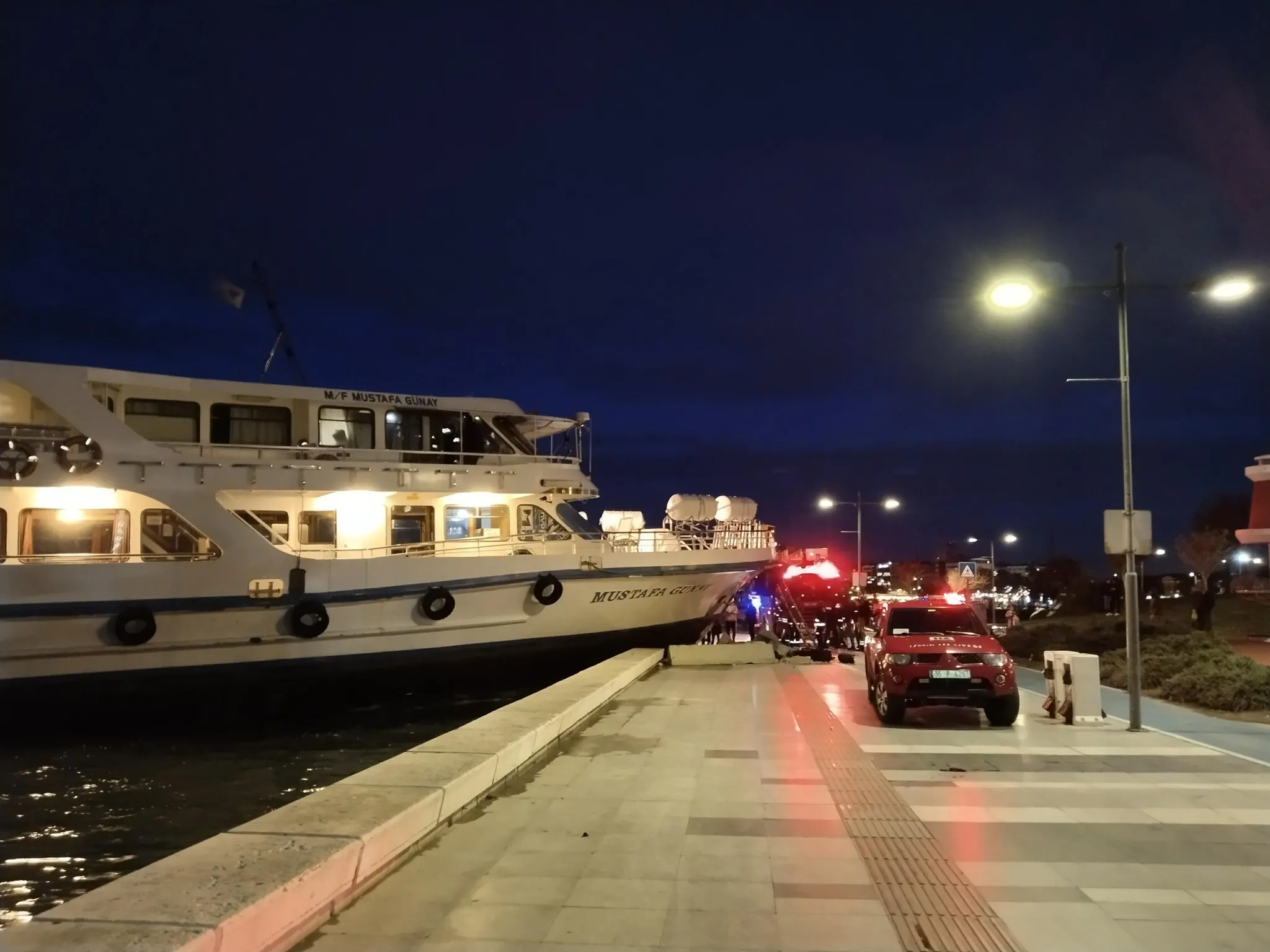 Korku dolu anlar! İzmir’de yolcu vapuru karaya çarptı