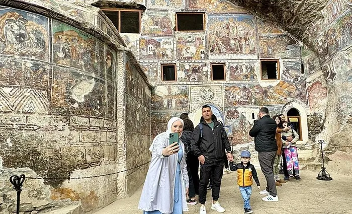 sumela-manastirini-yogun-ilgi-ramazan-bayraminda-binlerce-kisi-gezdi-1713023131810.jpeg Sümela Manastırı'na yoğun ilgi! Ramazan Bayramı'nda binlerce kişi gezdi - 2