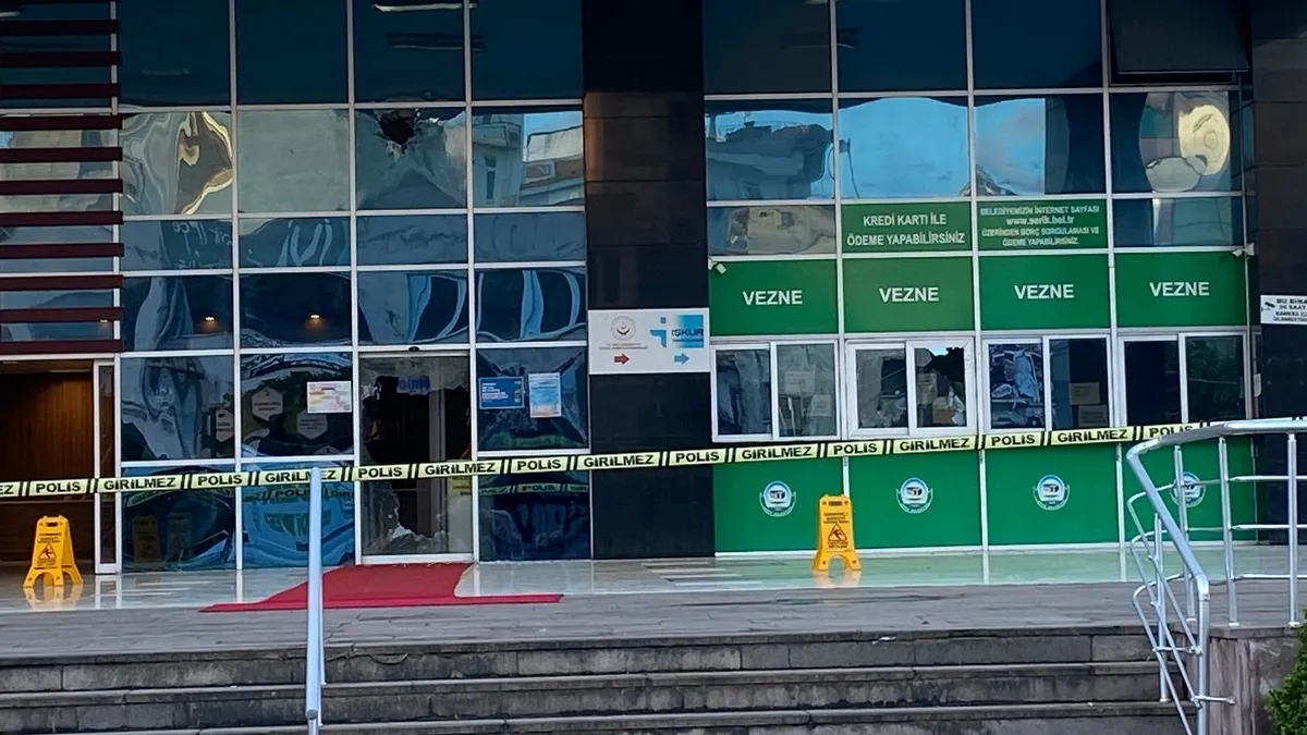 Serik Belediye binasına silahla ateş açan kişi yakalandı