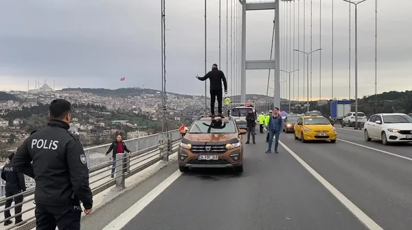 15-temmuz-sehitler-koprusunde-tansiyonlar-yukseldi-otomobilin-ustune-cikip-basindan-asagi-benzin-doktu-hortuml-1671110297281.jpg 15 Temmuz Şehitler Köprüsü'nde tansiyonlar yükseldi! Otomobilin üstüne çıkıp başından aşağı BENZİN DÖKTÜ! Hortumlu müdahaleye sinirlenince… - 6