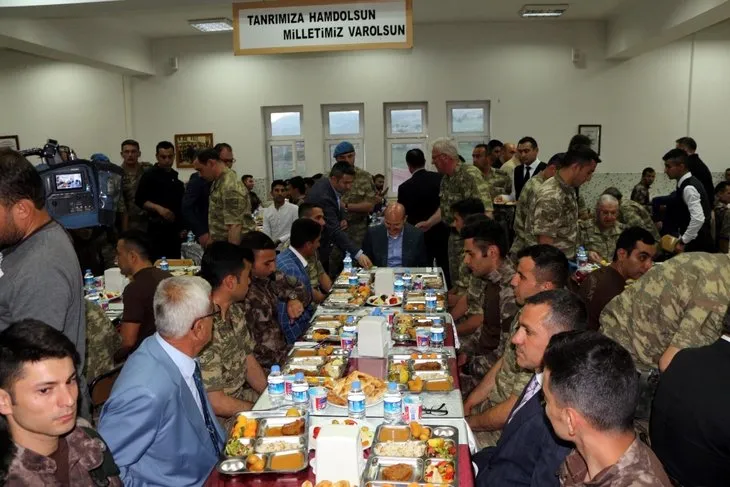 İçişleri Bakanı Soylu, iftarını asker ve güvenlik korucularıyla birlikte yaptı