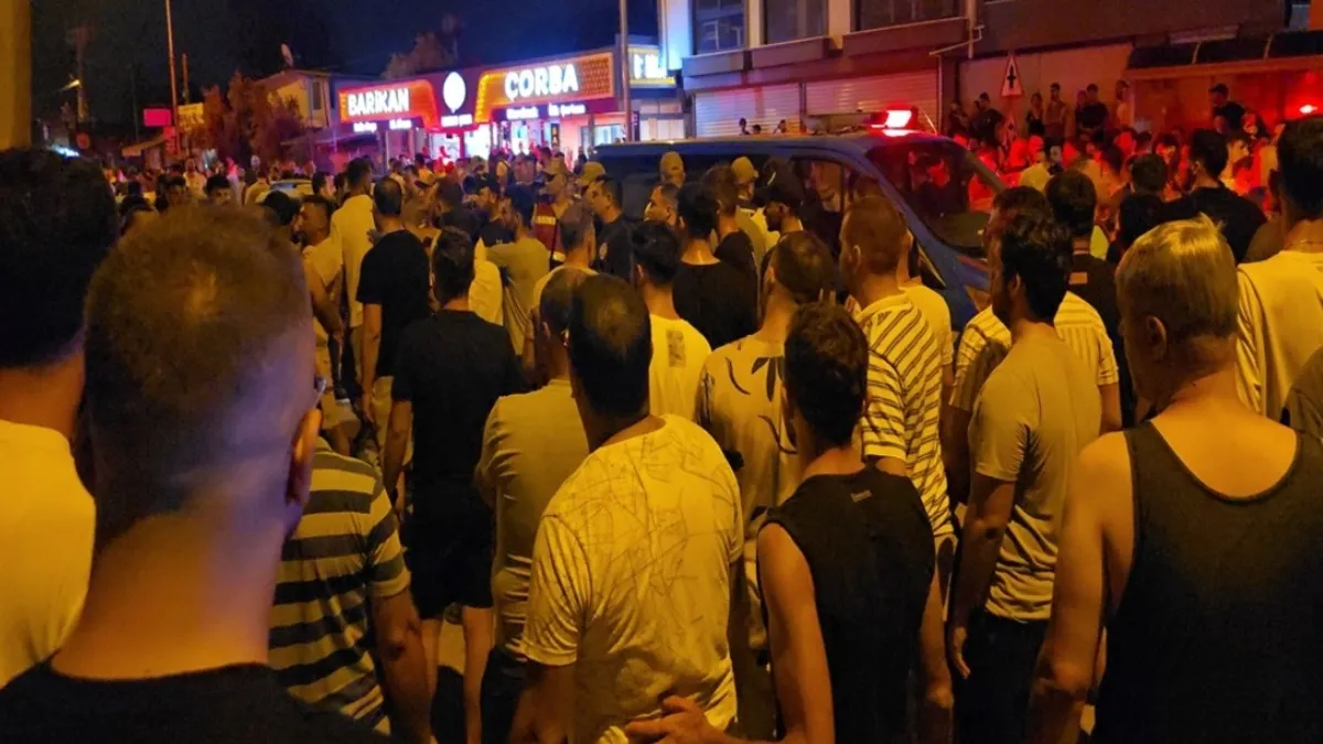 Hatay'da taşkınlık çıkaran grup kendilerini uyaran kişiyi bıçakladı