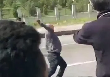 HDP'li Alican Önlü terörist Aysel Doğan'ın cenazesinde polise saldırdı! Bakan Soylu'dan Kılıçdaroğlu tepkisi | İşte o görüntüler
