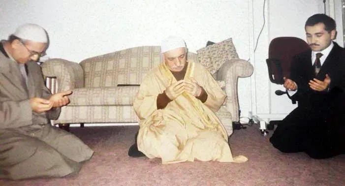 Adil Öksüz, FETÖ elebaşı Gülen'in dizinin dibinde