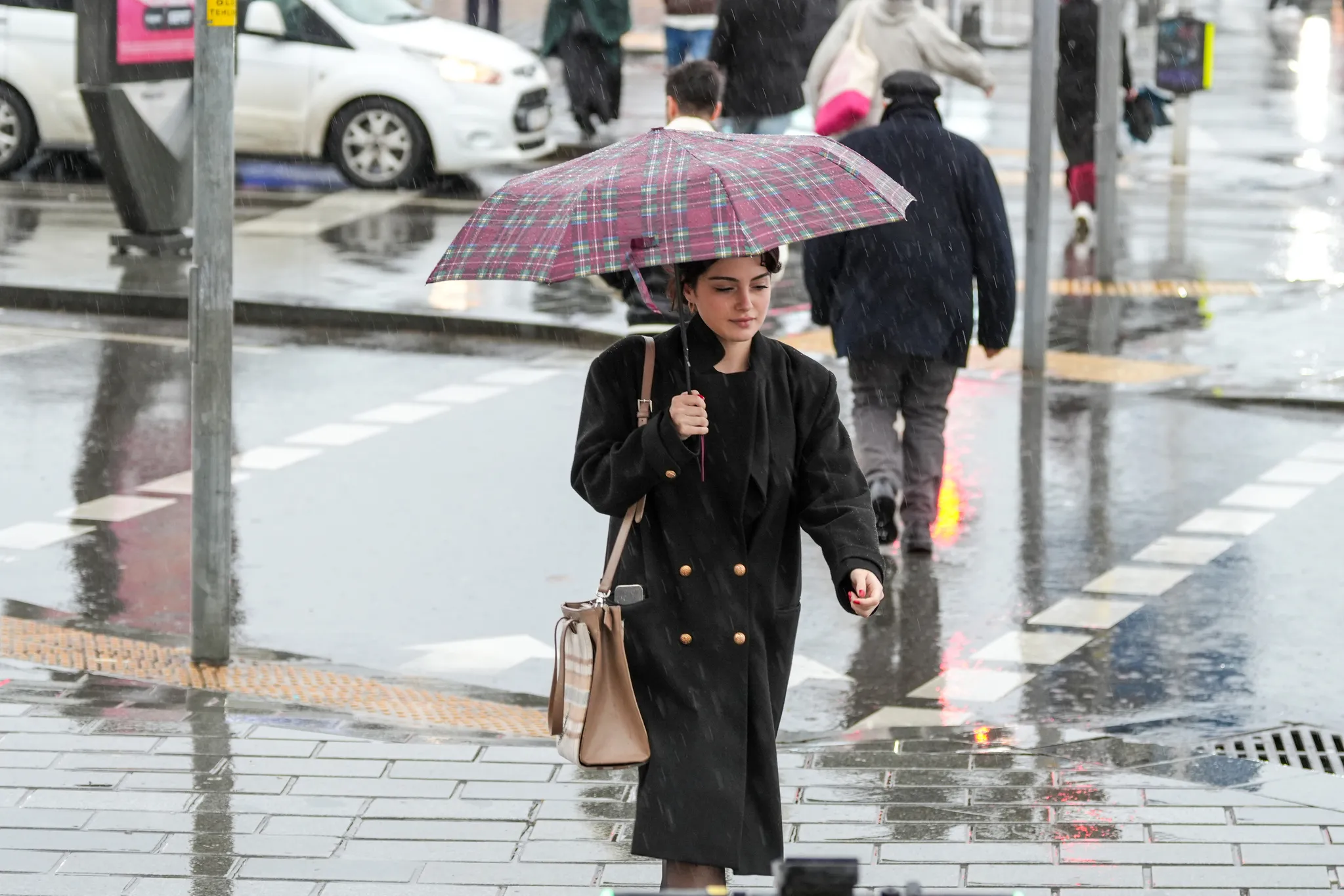 18 ilde sarı kodlu uyarı! Harita ikiye bölündü: Bir yanda kar, diğer yanda sağanak