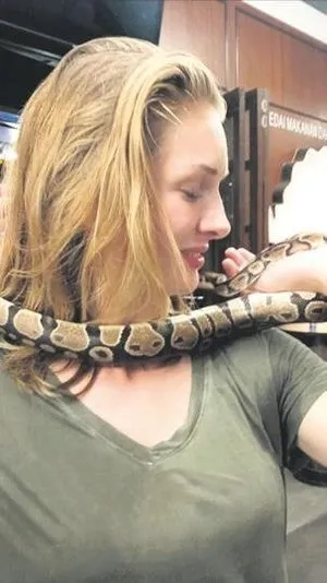 guzel oyuncu yasemin allen koyununda