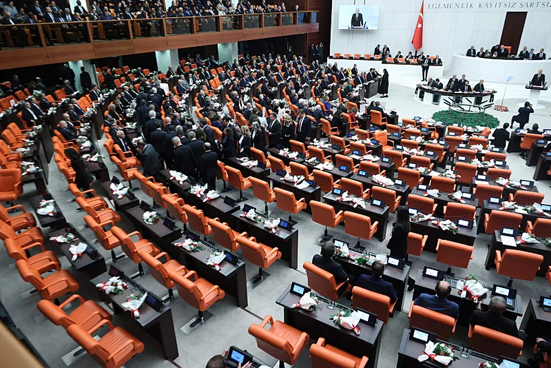 1790931171226.png 10 gün arayla iki benzer görüntü: Başkan Erdoğan kürsüye çıktı, Yeni Parti heyeti salonu terk etti! Tavır akıllara İsrail'i getirdi - 3