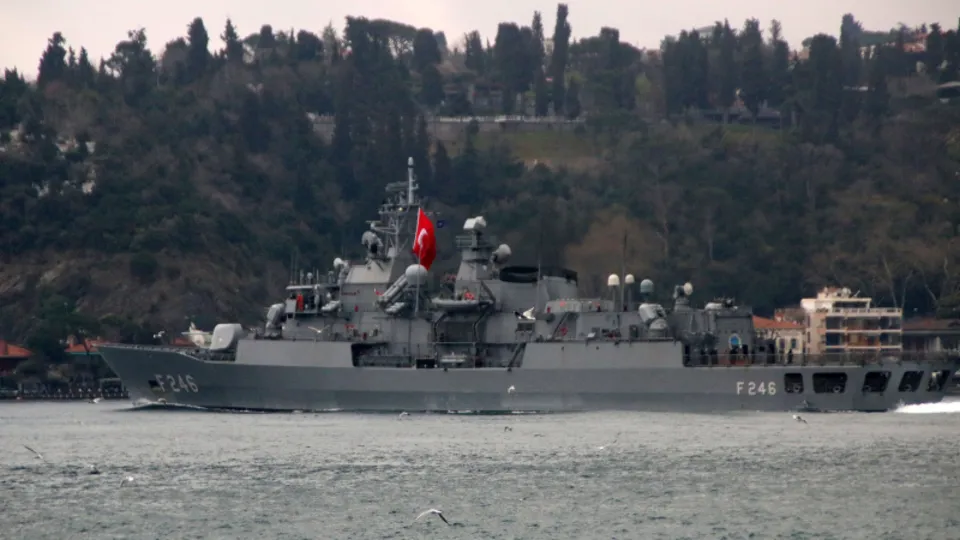 NATO savaş gemileri İstanbul Boğazı'ndan geçti