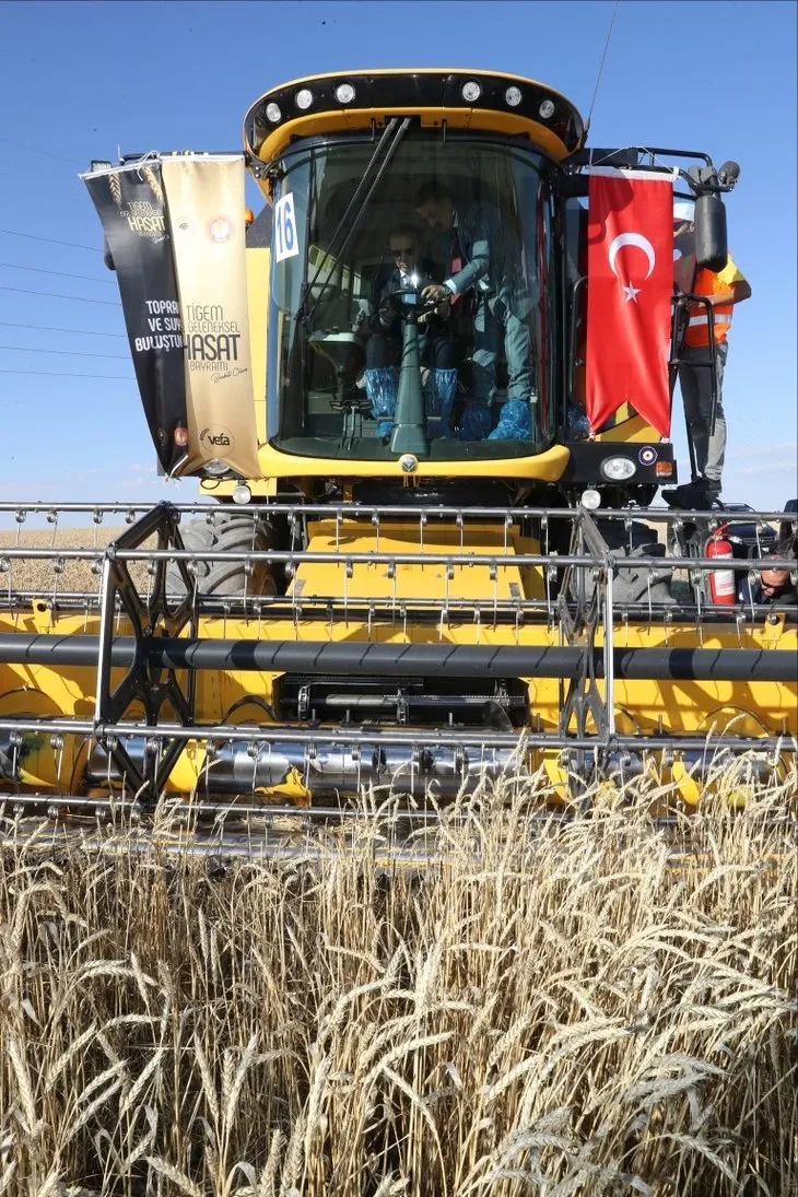 Başkan Erdoğan yerli elektrikli traktörü kullandı