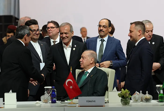 baskan-erdoganin-o-sozleri-katil-netanyahuyu-rahatsiz-etti-kursuden-tehdit-etti-1758028219207.jpg Cumhurbaşkanı Recep Tayyip Erdoğan, Katar'ın başkenti Doha'da yapılan İslam İşbirliği Teşkilatı-Arap Ligi Olağanüstü Zirvesine katıldı. Zirveye, Cumhurbaşkanı Erdoğan'ın yanı sıra İİT ile Arap Birliği üyesi ülkelerin devlet ve hükümet başkanları katıldı. (AA)