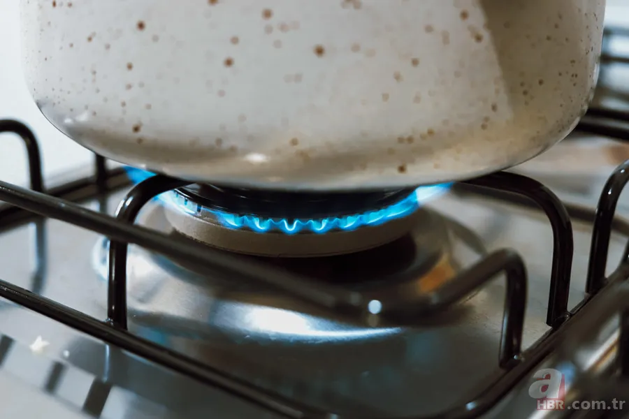 Ocak temizliğine son veren ipucu! Tencereye attığınızda taşma duracak 4