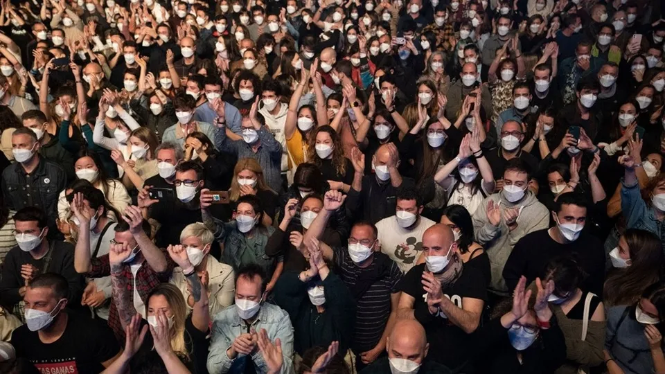 Son dakika | Sosyal mesafe kuralını tartışmaya açan deney! 5 bin kişilik konser sonrası vaka tespit edilemedi