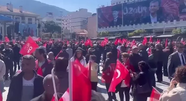 1711198166023.jpg Özgür Özel'in memleketi Manisa'daki miting programında büyük boşluklar! Akşener bıktım demesine rağmen yine İYİ Parti seçmenine yanladı... - 1