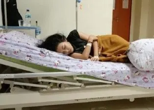 Uyuyunca haftalarca gözünü açamıyor! Hemen hastaneye kaldırılıyor