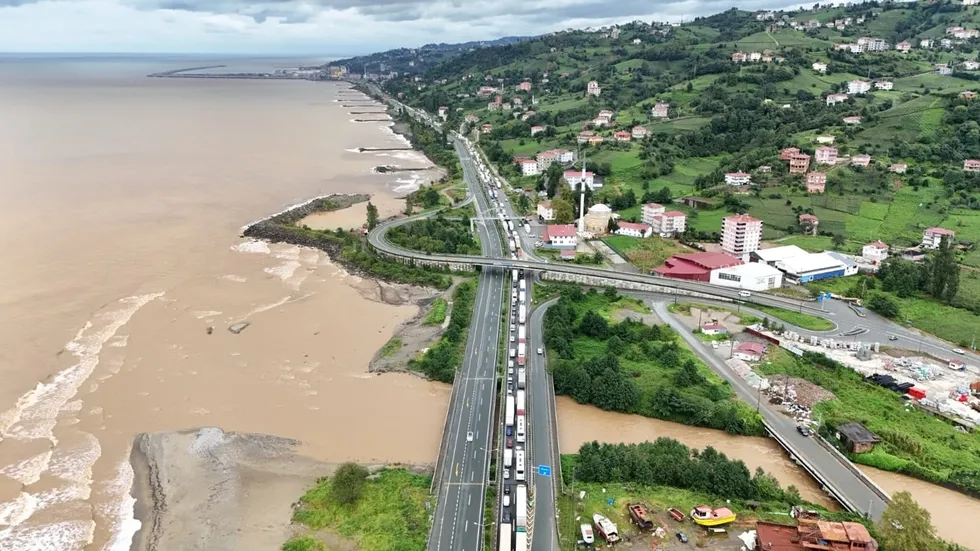 Rize ve Trabzon’da sağanak su baskınlarına yol açtı, Ürgüp’te 3 kişi aracın arka camı kırılarak kurtarıldı - 1