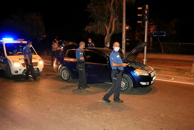 Adana'da polisten kaçmaya çalışan şüpheliler kıskıvrak yakalandı - 2