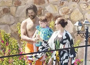 Kuruluş Osman’ın yıldızı Burak Özçivit ve Fahriye Evcen yaz sezonunu açtı! Karan’ı öpücüklere boğdu