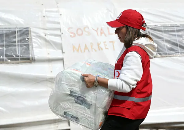 kizilay-asrin-felaketinin-yaralarini-sarmaya-devam-ediyor-48-bin-411-personel-gorev-basinda-1679296149628.jpg Kızılay asrın felaketinin yaralarını sarmaya devam ediyor! 48 bin 411 personel görev başında - 9