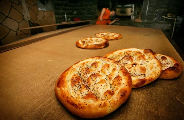 ramazan-pidesi-fiyatlari-2024-istanbul-ankara-izmir-bursa-ramazan-pidesi-kac-gram-kac-tl-yumurtali-sade-pide-f-1709720547511.jpg