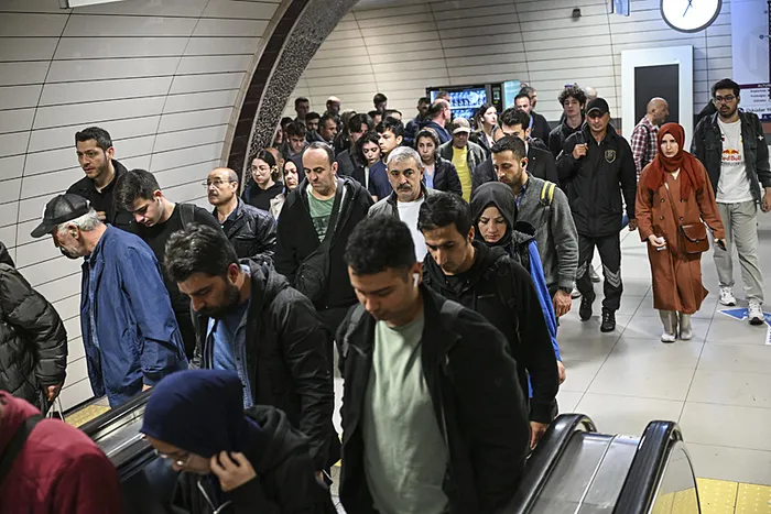 uskudar-samandira-metro-hattinda-bitmeyen-ariza-50-saati-gecti-vatandas-isyan-etti-insan-haklarina-aykiri-degi-1713942116437.jpg Üsküdar-Samandıra Metro Hattı'nda bitmeyen arıza! 50 saati geçti vatandaş isyan etti: İnsan haklarına aykırı değil mi bu? - 6