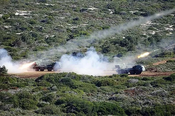 Yunanistan ateşle oynuyor! Ege’de yeni tahrik: Rodos ve Midilli’de saldırı helikopterleri, tankçı ve topçu birlikleri...