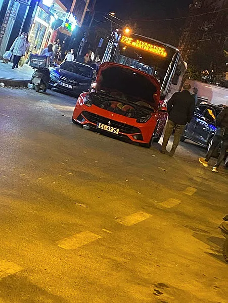 İstanbul’da 5 milyon liralık ultra lüks otomobil yolda kaldı - 5