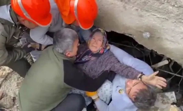 ekiplerin-zamanla-yarisi-minik-aysenur-ile-annesini-depremin-5-gununde-kurtardilar-1676036945928.jpg
