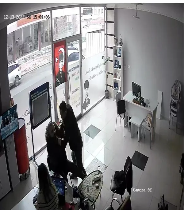 1670957868863.jpg CHP'li Savaş Güney'den gazeteciye yumruklu saldırı! Basın özgürlüğünden bahseden CHP partide böyle birini partide tutacak mı? - 2