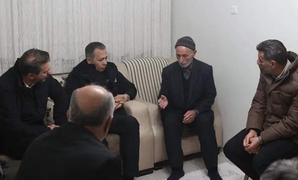 yerlikaya-ve-bayraktardan-erzincandaki-madencilerin-ailelerine-gecmis-olsun-ziyareti-1708372945732.jpeg Bakan Ali Yerlikaya ve Alparslan Bayraktar'dan Erzincan'daki madencilerin ailelerine ziyaret - 5