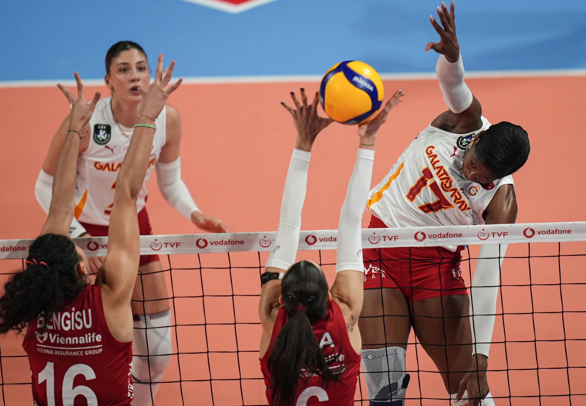 Galatasaray Daikin, Aras Kargo karşısında 2-0 öne geçtiği maçı 3-2 kaybetti