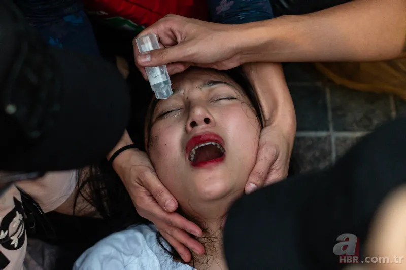 Hong Kong'da göstericiler haber ajansı ofisine saldırdı 3