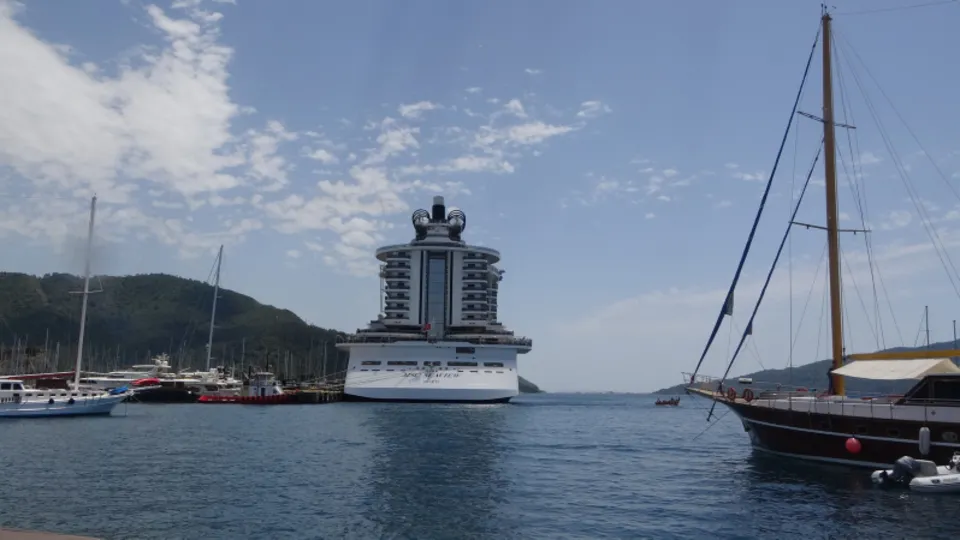 'Yüzen Kasaba' Marmaris'e demir attı! İşte görenleri şaşkına çeviren dev gemi