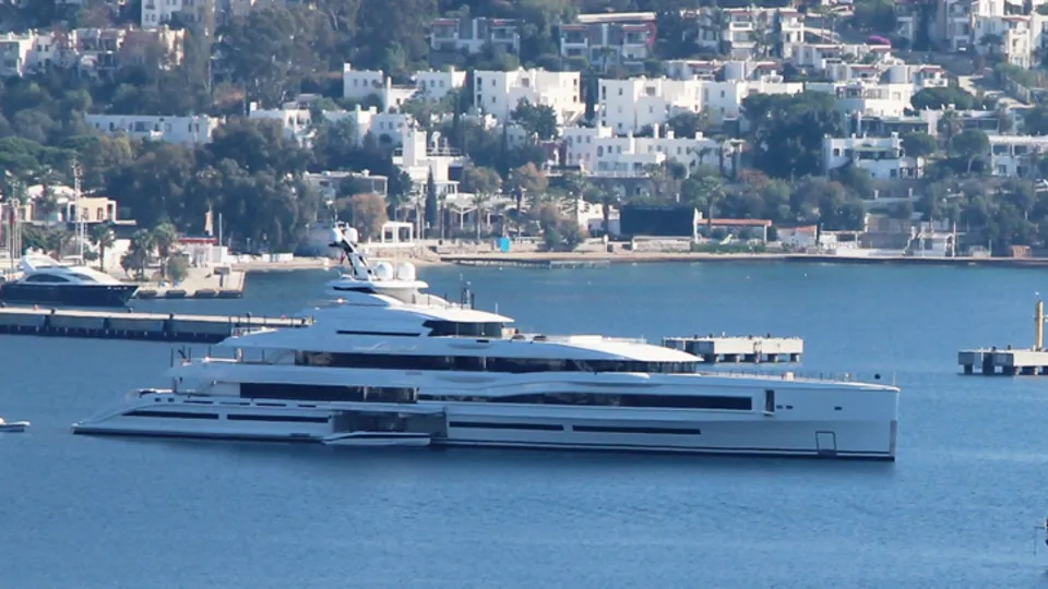 Bill Gates'in mega yatı Bodrum'da! Devasa görüntüsüyle hayretler içinde bıraktı