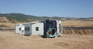 Bingöl’de yolcu otobüsü devrildi!
