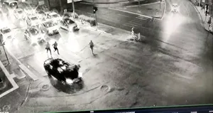 Polisi metrelerce sürükledi