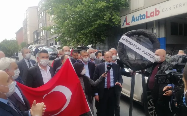 Merdan Yanardağ Adnan Menderes’e iftira atmıştı! Demokratlar Platformundan TELE1 Televizyonu önünde protesto | Video