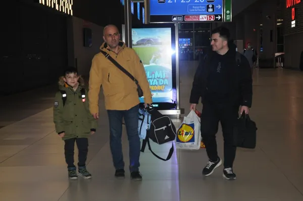 1646104618605.jpg Ukrayna'dan tahliye edilen Türk vatandaşları Romanya'dan uçakla İstanbul'a getirildi - 3