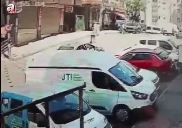 Eyüpsultan'da otomobil kaldırıma çıktı: Market çalışanının ölümden döndüğü anlar kameraya yansıdı