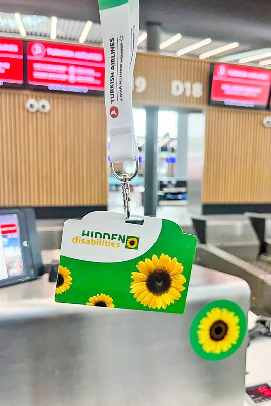 THY engelliler için Ayçiçeği Yaka Kartı uygulamasını başlattı