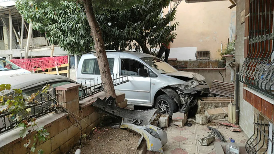 Otomobiliyle apartmanın bahçesine dalan sürücüden şaşkına çeviren sözler: Çocuklarla biraz heyecan yaşayalım