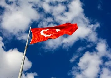 Türkiye'den Yunanistan'a bayrak tepkisi