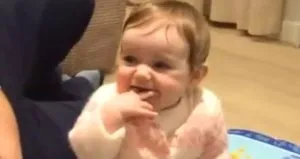 Babasına kahkahalarla gülen bebek