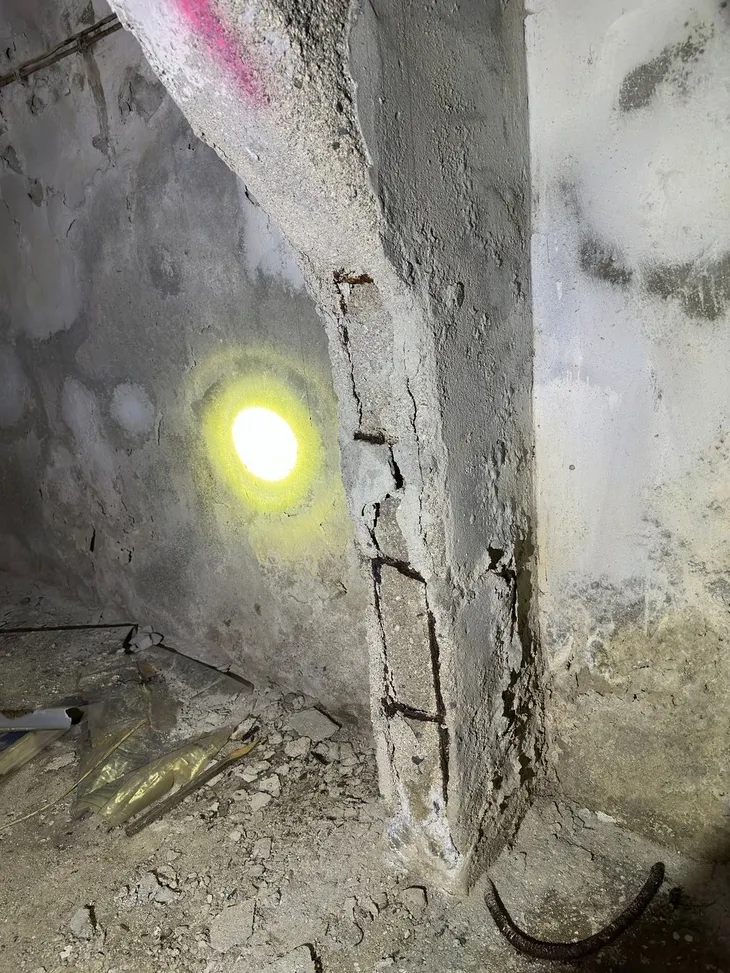 Bakırköy'de esnafı tedirgin eden manzara: Demirler eğrilmiş beton dökülüyor