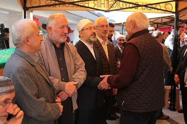 diyanet-isleri-baskani-ali-erbasin-annesinin-cenazesi-orduda-topraga-verildi-1700073987527.jpg