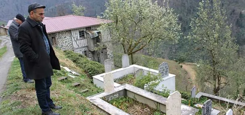 Mezarlıkta ayı nöbeti tutuyorlar
