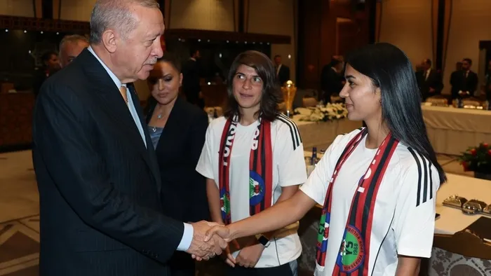 Başkan Erdoğan Yüksekovaspor Kadın Takımı’nı kabul etti