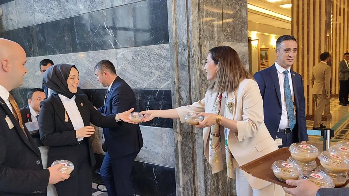 TBMM'de bin 500 kişilik aşure lokması paylaşıldı